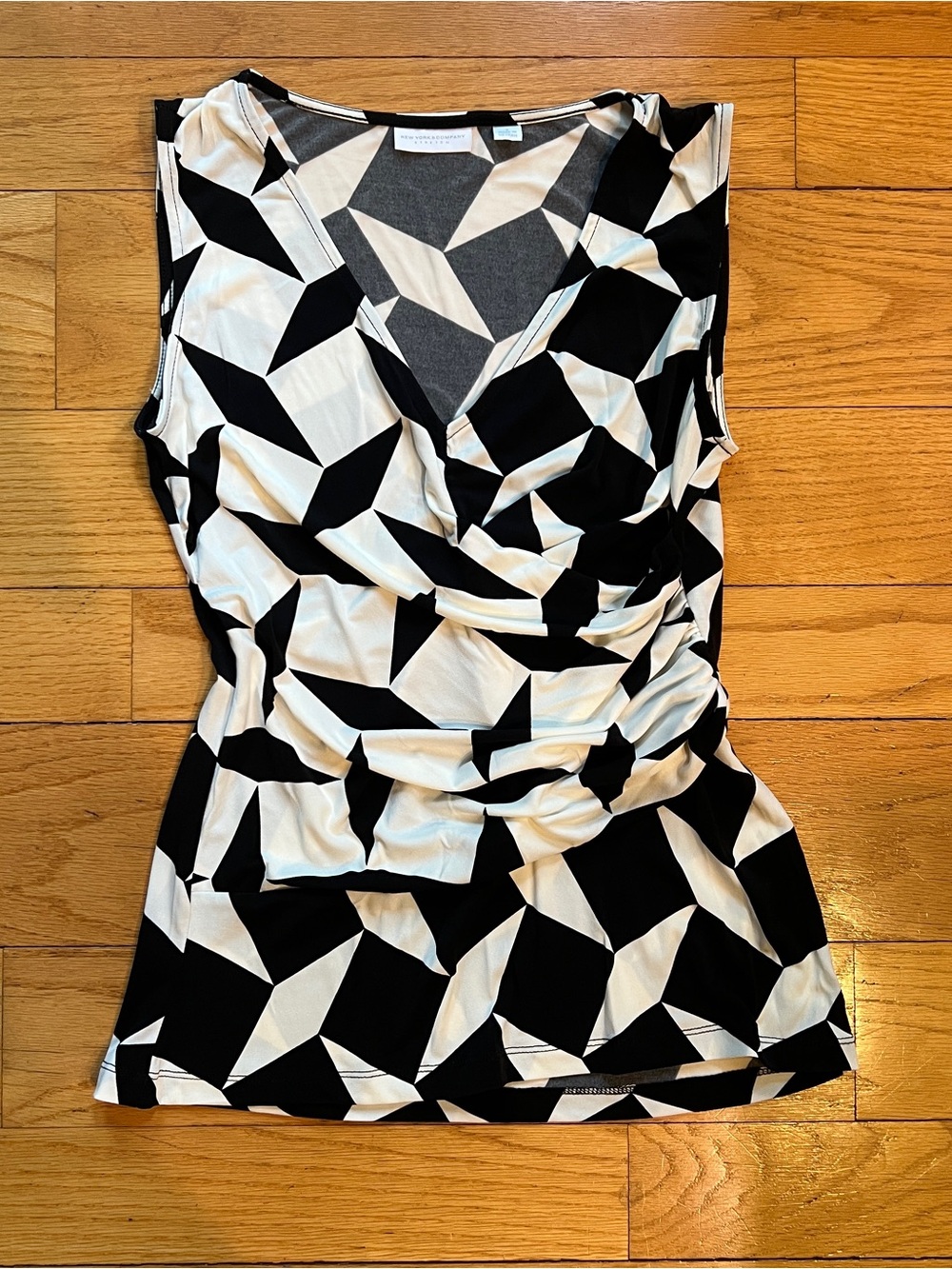 New York & Company Black and White Geometric Sleeveless Wrap Top